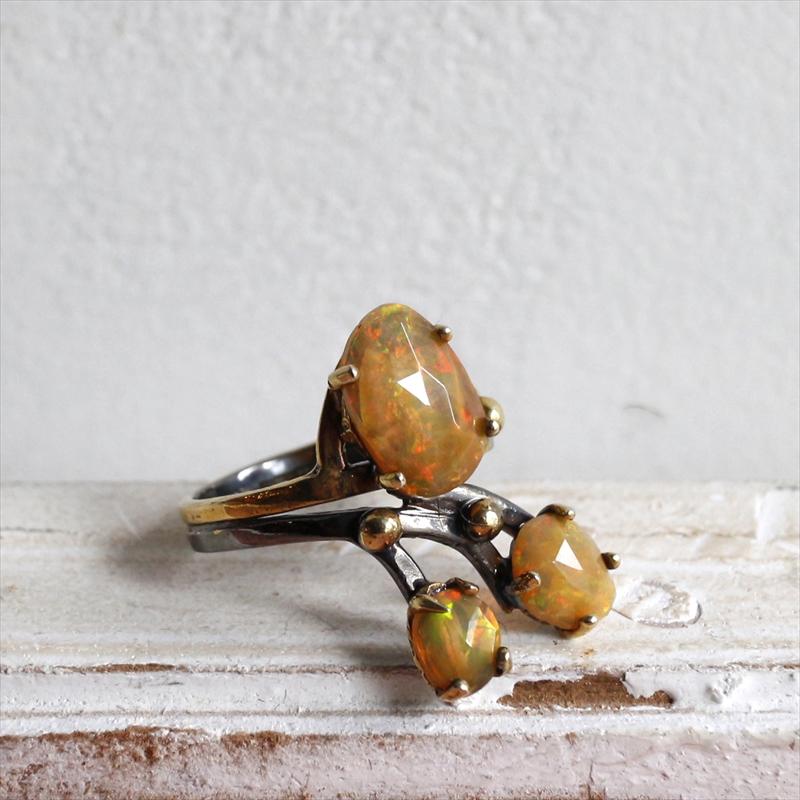 オットマン アンティークデザイン　リング ファイアーオパール三つ | 