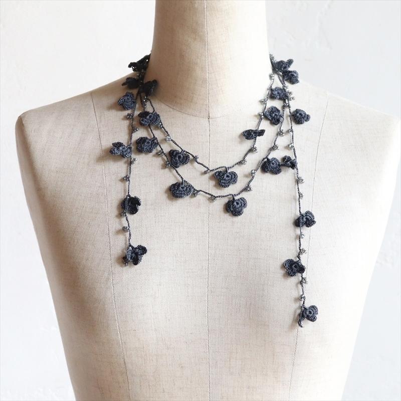 オヤ トゥオヤ ロングラリエット 小花モチーフ ブラック | 