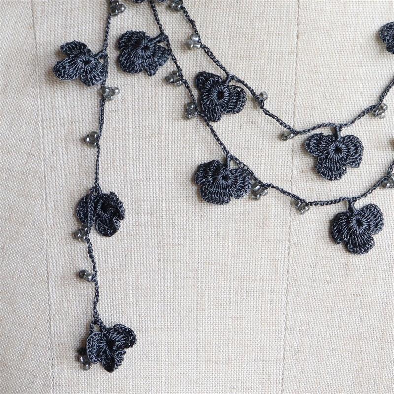 オヤ トゥオヤ ロングラリエット 小花モチーフ ブラック |  | 01