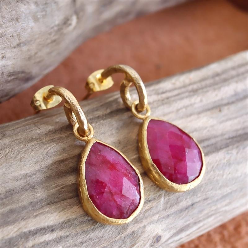 アルサメイア フープ ピアス 揺れるドロップ形 ルビー | 