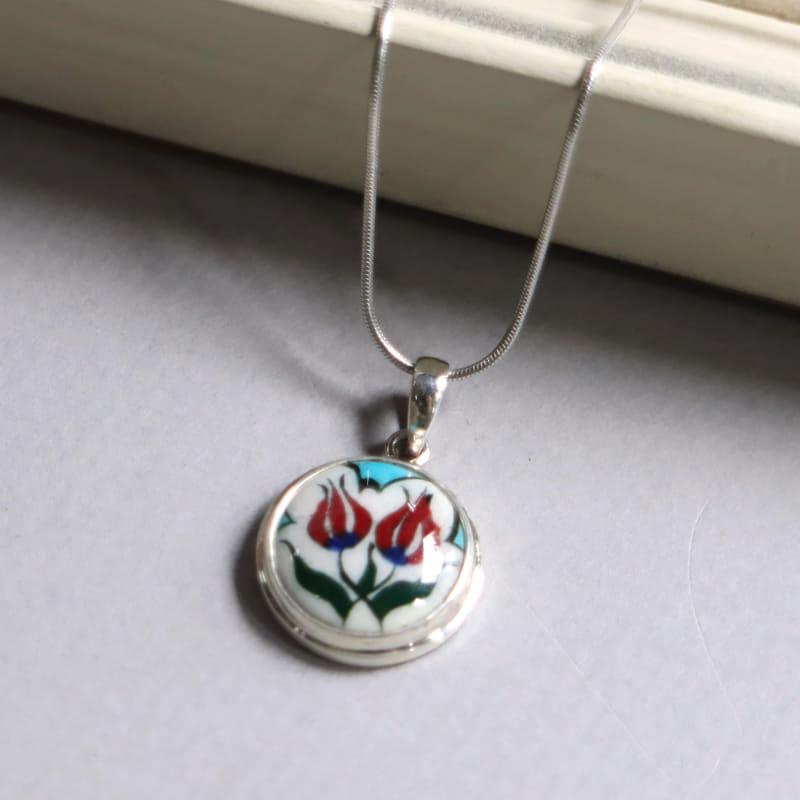 キュタフヤ陶器 シルバーペンダント 赤いチューリップ |  | 03