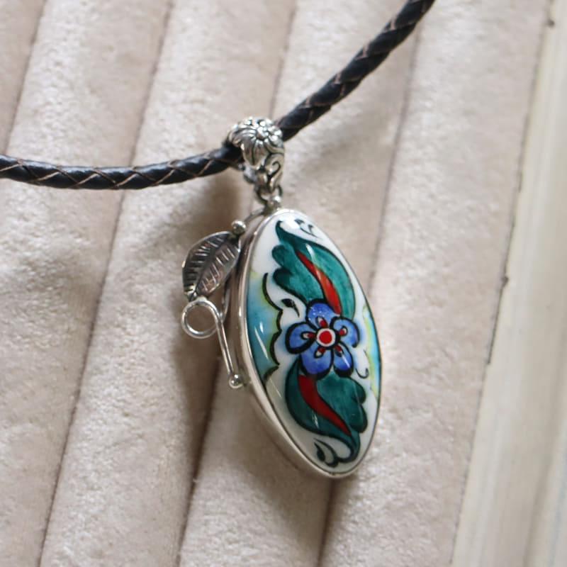 キュタフヤ陶器 シルバーペンダント サズ オーバル　葉と蔓のレリーフ | 