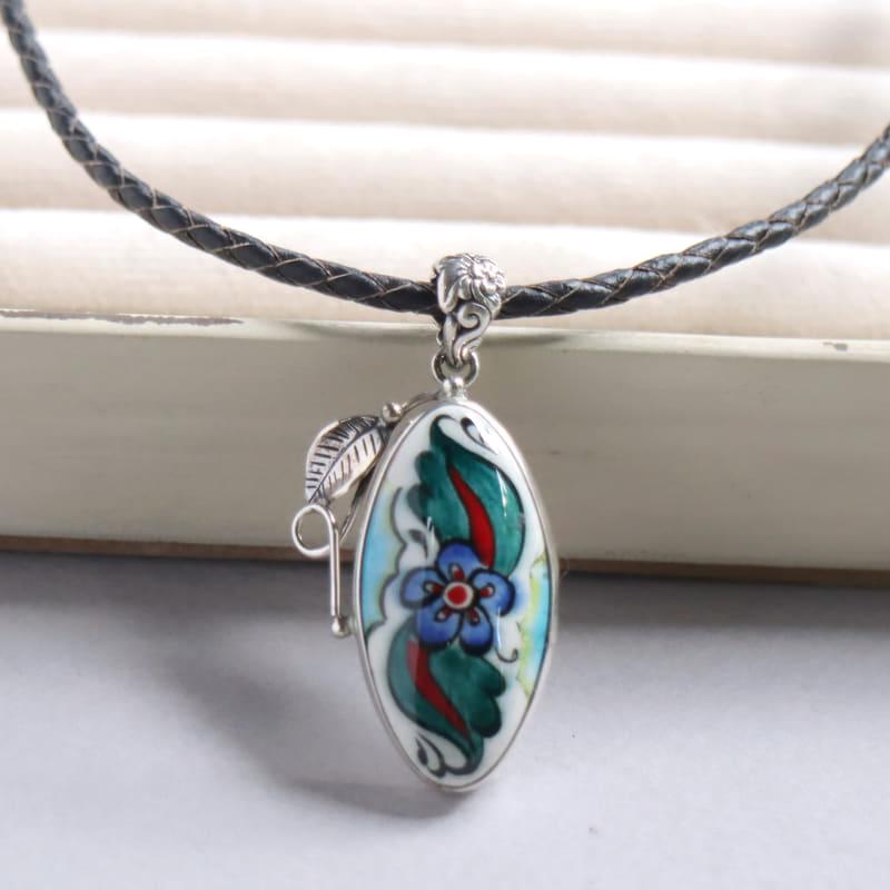 キュタフヤ陶器 シルバーペンダント サズ オーバル　葉と蔓のレリーフ |  | 01