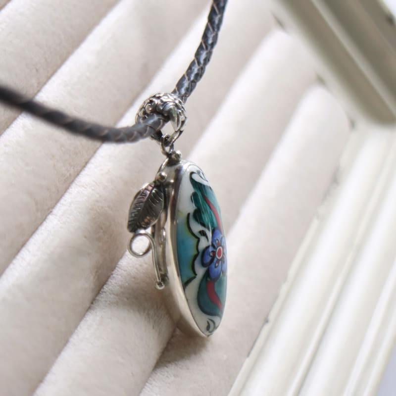 キュタフヤ陶器 シルバーペンダント サズ オーバル　葉と蔓のレリーフ |  | 03