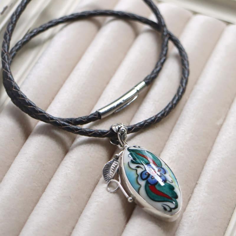 キュタフヤ陶器 シルバーペンダント サズ オーバル　葉と蔓のレリーフ |  | 04