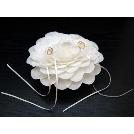 フィオーレホワイト（花びらを重ねたリングピロー）完成品 | 