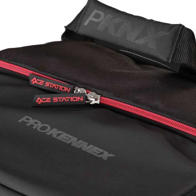 ラケット収納可 プロケネックス(ProKennex) 2025 ACE STATION エースステーション バーレルバッグ 筒型バッグ AYBG2403 ブラック×レッド(25y12m)_4