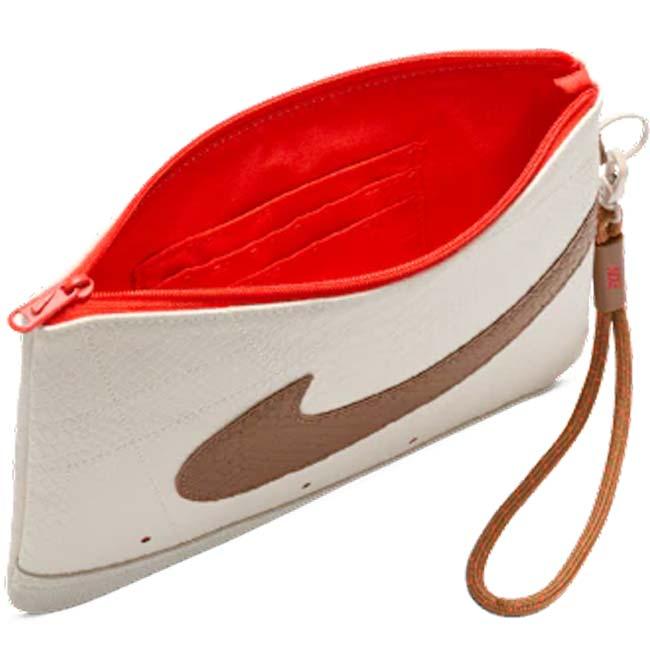 ナイキ(NIKE) 2025 SU ユニセックス BLAZER ブレーザー ラージリストレット SNAKE ポーチ 小物入れ N1011944-120 ペールアイボリー(25y5m) | NIKE | 02