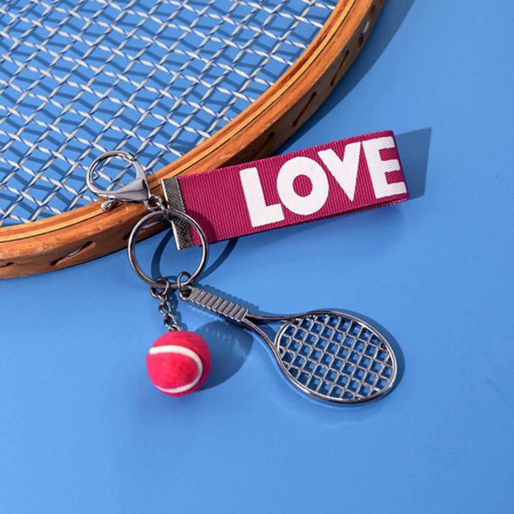 【1581】テニスプレイヤーキーホルダー ペールブルーハート型テニス部 1581】テニスプレイヤーキーホルダー ペールブルーハート型テニス部