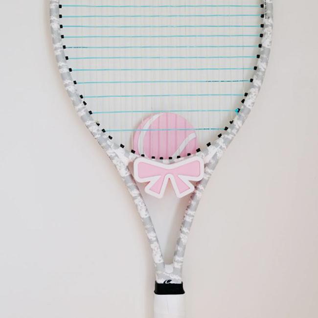 マイラケットをおしゃれに飾れる♪ YYプロジェクト(YY Project) 壁掛け テニスラケットホルダー テニスボール&リボンシリーズ 両面テープ式 YY003(25y8m) |  | 06