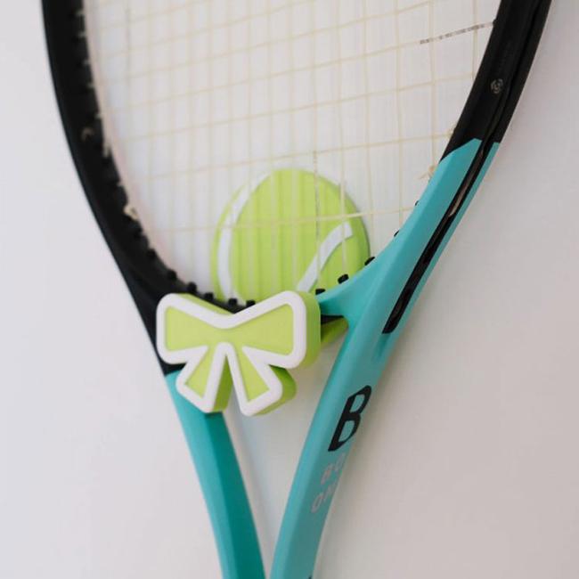 マイラケットをおしゃれに飾れる♪ YYプロジェクト(YY Project) 壁掛け テニスラケットホルダー テニスボール&リボンシリーズ 両面テープ式 YY003(25y8m) |  | 08