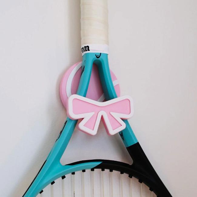 マイラケットをおしゃれに飾れる♪ YYプロジェクト(YY Project) 壁掛け テニスラケットホルダー テニスボール&リボンシリーズ 両面テープ式 YY003(25y8m) |  | 09