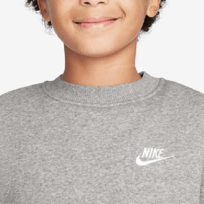 ナイキ(NIKE) 2025 HO ジュニア スポーツウエア クラブ YTH フリース 長袖スウェット トレーナー FD3006-063 Dグレーヘザー×ホワイト(25y12mトレーニング) | NIKE | 02