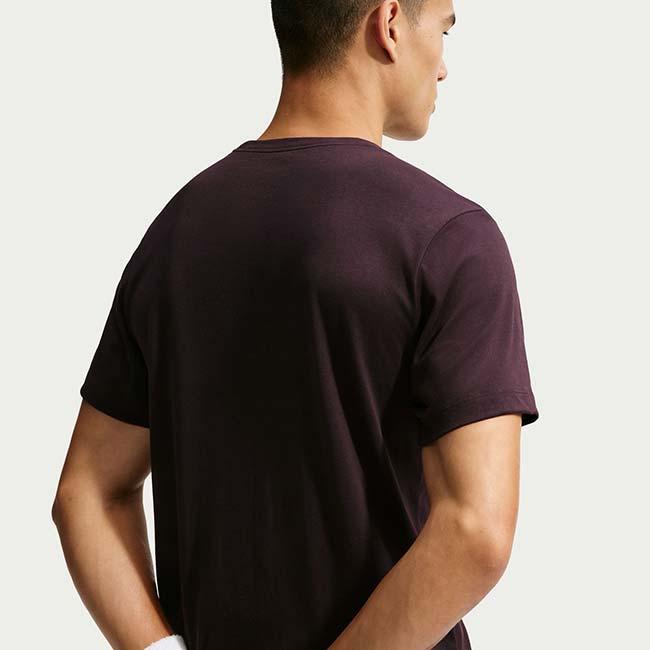 日本サイズ ナイキ(NIKE) 2026 FA メンズ Dri-FIT 刺繍入り テニスTシャツ IM6129-647 バーガンディアッシュ(26y8mテニス) | NIKE | 01