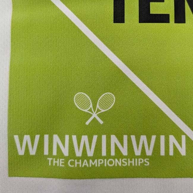日本サイズ TENIGORI(テニゴリ) 2024 ユニセックス WINWINWIN THE CHAMPIONSHIPS ドライ半袖Tシャツ TGMT022-ホワイト×グリーン(24y6mテニス) |  | 04