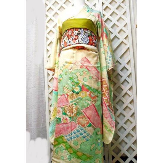 大振袖 モダン柄優しいふりそで お嬢様風白地に絞り 豪華な刺繍入り 菊 