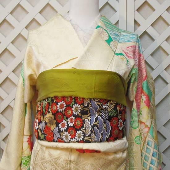 中古着物 和服 大振袖 モダン柄優しいふりそで お嬢様風白地に絞り 