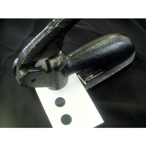 直径１９ミリの丸穴あけに便利な「パターンパンチ機（直径　19ミリ）」 |  | 02