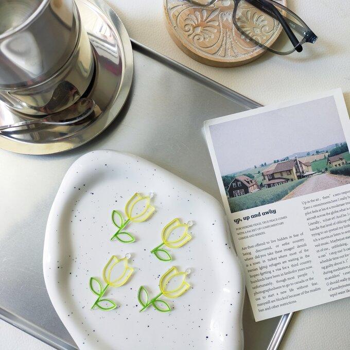 最新のデザイン クリア プリント フラワーデザイン イエロー 花 フラワーチャーム 4個 透明 Afy 材料 資材 ピアス素材 フラワーパーツ アクリル イラスト フラワー チャーム Www We Job Com