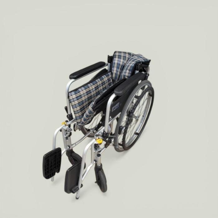 送料無料（一部地域を除く）ミキ MIKI 自走用車いす スキット SKT-4