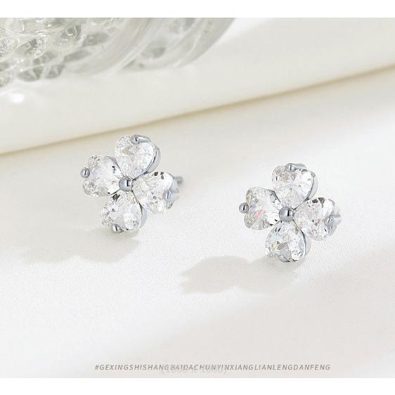Swarovski スワロフスキー　クローバー型スタッドピアス ピアス レディース クローバー 花 フラワー スワロフスキー スタッド