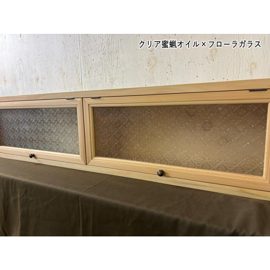 キャビネット クリア蜜蝋オイル フローラガラス 二枚扉 110×20×26cm フラップアップ 真鍮つまみ 壁掛け 木製 ひのき ハンドメイド 受注製作_5