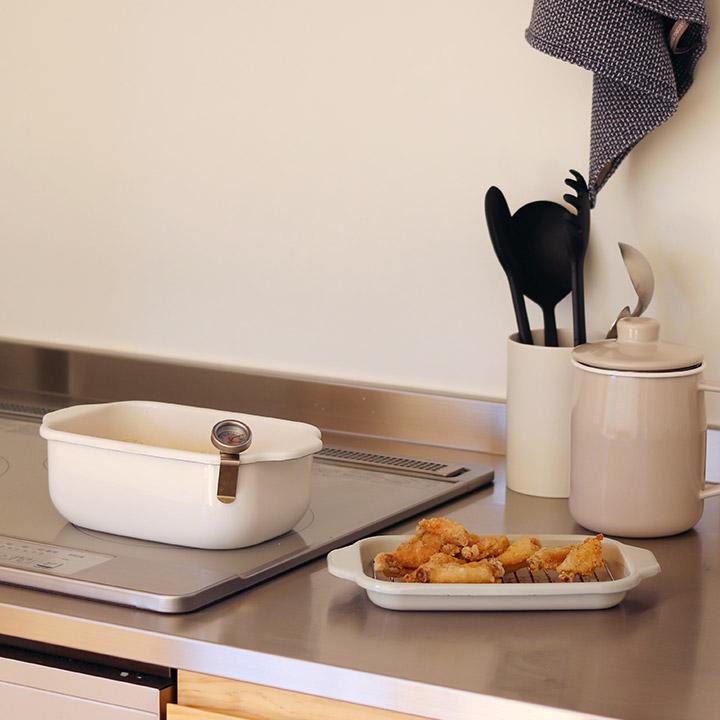 おまけ特典付き 富士ホーロー 角型天ぷら鍋 天ぷら鍋 角型 ih ホーロー 琺瑯 温度計付き 揚げ網 バット付 揚げ鍋 yrh 【揚げ物】【送料無料】 | 富士ホーロー | 16