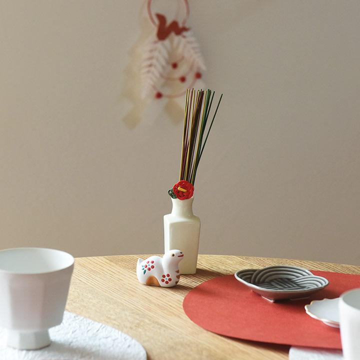 お正月 美濃焼花瓶に飾る 椿のヘアピンとい草のお飾り yrh お正月