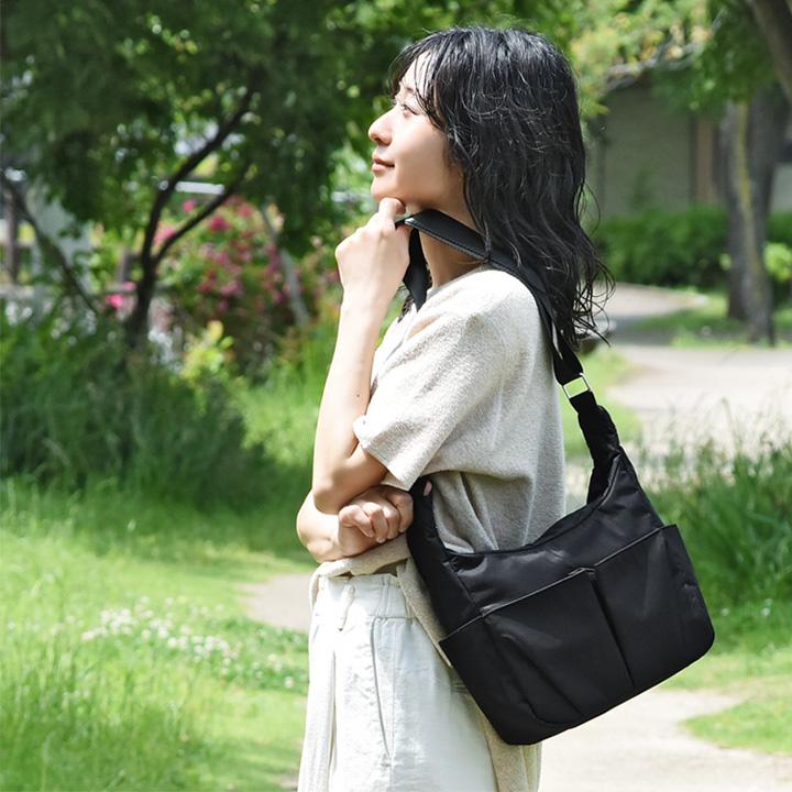 ☆ドイツ発*ZARA*フェイクレザーマルチポケットショルダーバッグ