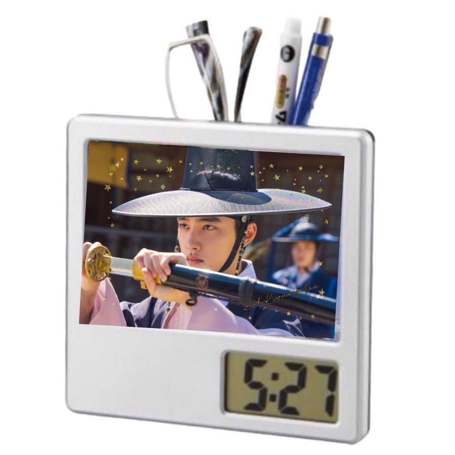 ドギョンス EXO エクソ D.O ディオ 写真入り ペン立て付き 置き時計