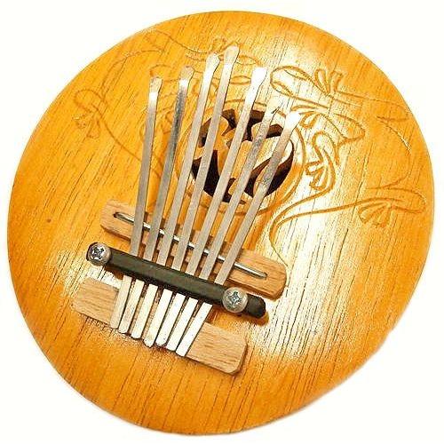 アジアの楽器 ココナッツ カリンバ 木彫り トカゲ模様 ナチュラル 直径