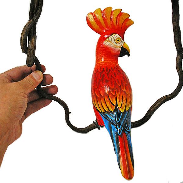 南国のカラフルバード吊り下げ 木の蔓の枠［鳥体長約23~25cm