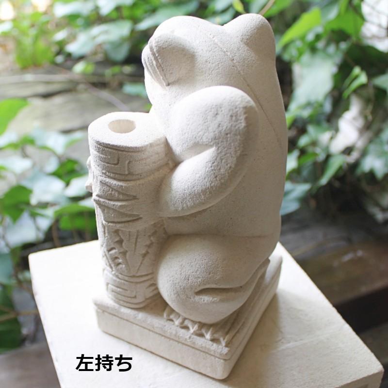 カエル置物 バリ 石像 花瓶を持ったカエル（左持ち）自然石 : アンジン