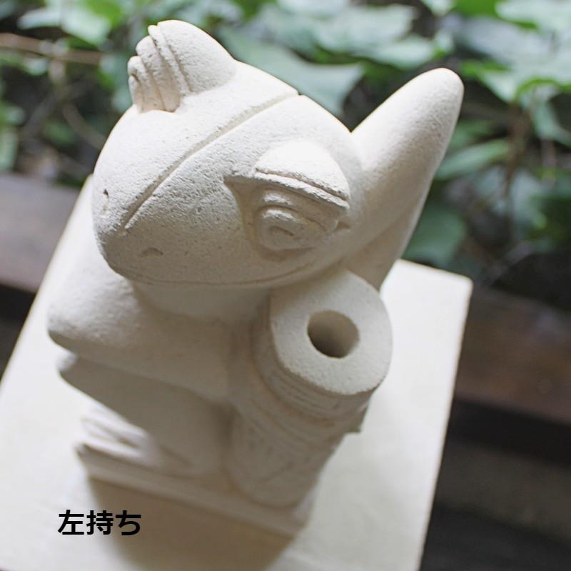 カエル置物 バリ 石像 花瓶を持ったカエル（左持ち）自然石 : アンジン