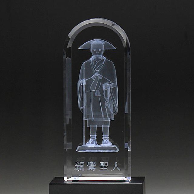 仏具 仏像 クリスタル 癒しの仏像 親鸞聖人 LED照明台座付 DB-2 | 