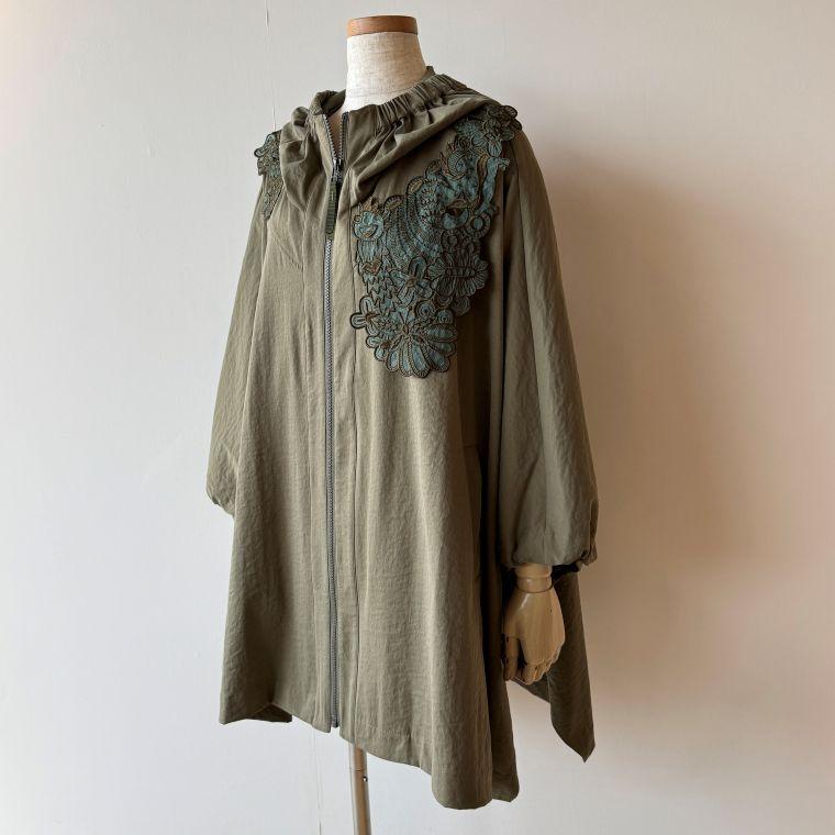 【40％OFF SALE】アルベロベロ(Alberobello)オレボレブラぶたさん刺繍パーツ付き ポンチョタイプ コート（カーキ）【2025 AUTUMN COLLECTION】送料無料の画像