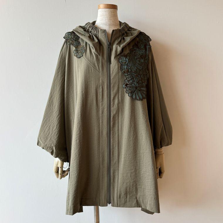 【40％OFF SALE】アルベロベロ(Alberobello)オレボレブラぶたさん刺繍パーツ付き ポンチョタイプ コート（カーキ）【2025 AUTUMN COLLECTION】送料無料の画像