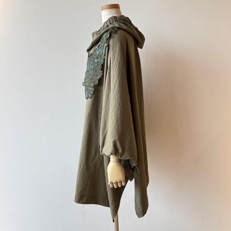 【40％OFF SALE】アルベロベロ(Alberobello)オレボレブラぶたさん刺繍パーツ付き ポンチョタイプ コート（カーキ）【2025 AUTUMN COLLECTION】送料無料の画像