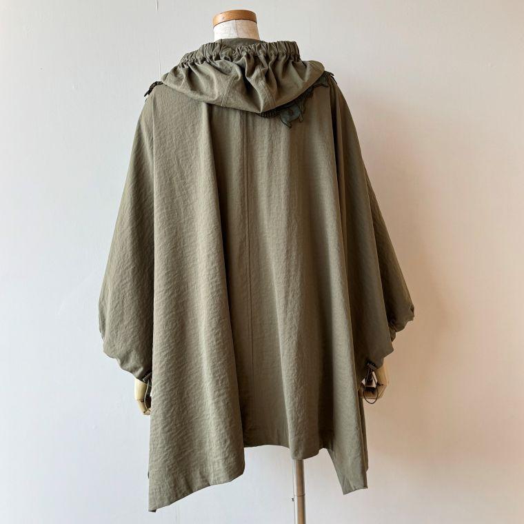 【40％OFF SALE】アルベロベロ(Alberobello)オレボレブラぶたさん刺繍パーツ付き ポンチョタイプ コート（カーキ）【2025 AUTUMN COLLECTION】送料無料の画像