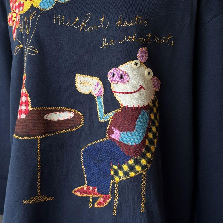 【40％OFF SALE】アルベロベロ(Alberobello)オレボレブラぶたさん＆フラワーアップリケ カットソー（コン）【2025 AUTUMN COLLECTION】送料無料の画像
