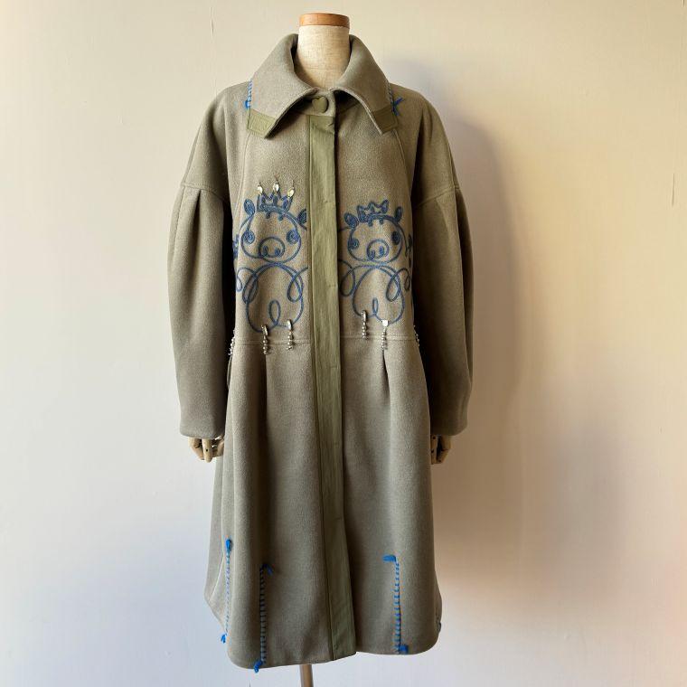 【40％OFF SALE】アルベロベロ(Alberobello)オレボレブラぶたさんコード刺繍  ニットメルトン コート（カーキ）【2025 WINTER COLLECTION】送料無料