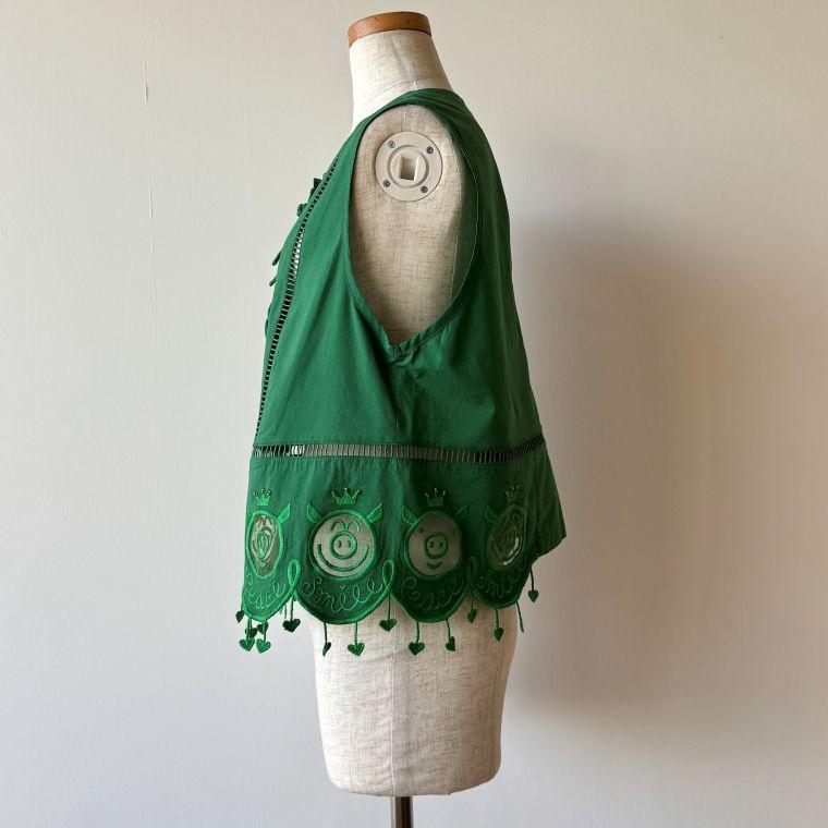 アルベロベロ(Alberobello)オレボレブラぶたさんフェイス刺繍 ウォッシュドコットン ベスト（グリーン）【2026 SUMMER COLLECTION】送料無料の画像