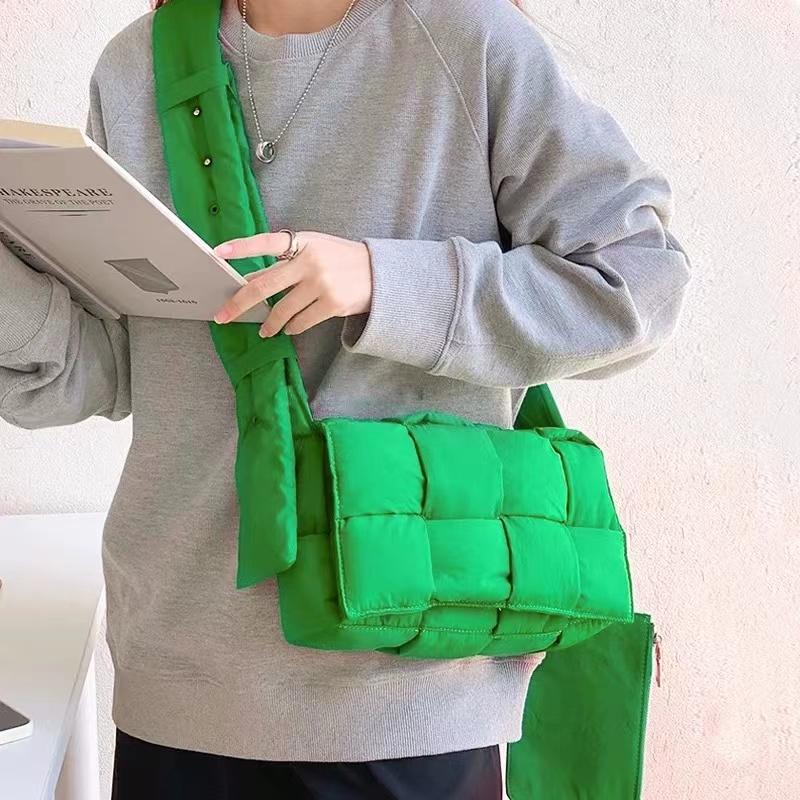 美品✨クレージュ　ハンドバッグ　ナイロン　エナメル　キルティング　腕掛　グリーン メッセンジャーバッグ ショルダーバッグ キルティング 16cm
