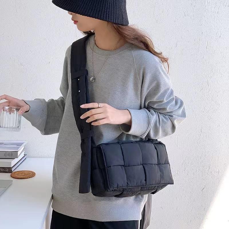 us 三軒茶屋 オリーブグリーン メッセンジャーバッグ　ショルダーバッグ Nanレザーメッセンジャーバッグ グリーン – The Row