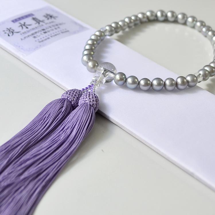 女性用念珠 女性用片手略式念珠 淡水パール グレー 8ｍｍ珠 水晶仕立 正絹縋り細房 藤 桐箱入り 選べる二重ちりめん念珠入れ