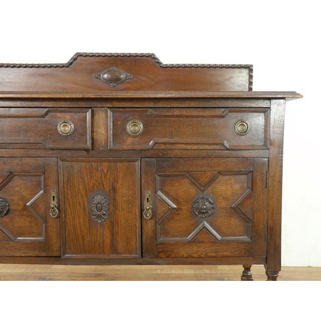 アンティーク サイドボード ツイストレッグ 扉部分の装飾も素敵 収納