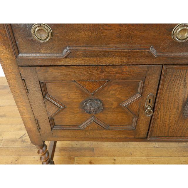 アンティーク サイドボード ツイストレッグ 扉部分の装飾も素敵 収納