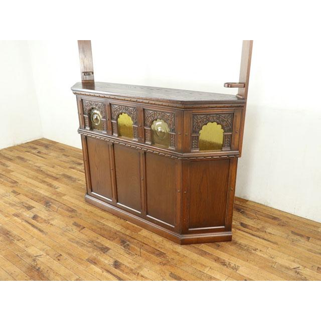 イギリス Old Charm バーカウンター アーチ状の装飾など伝統的な