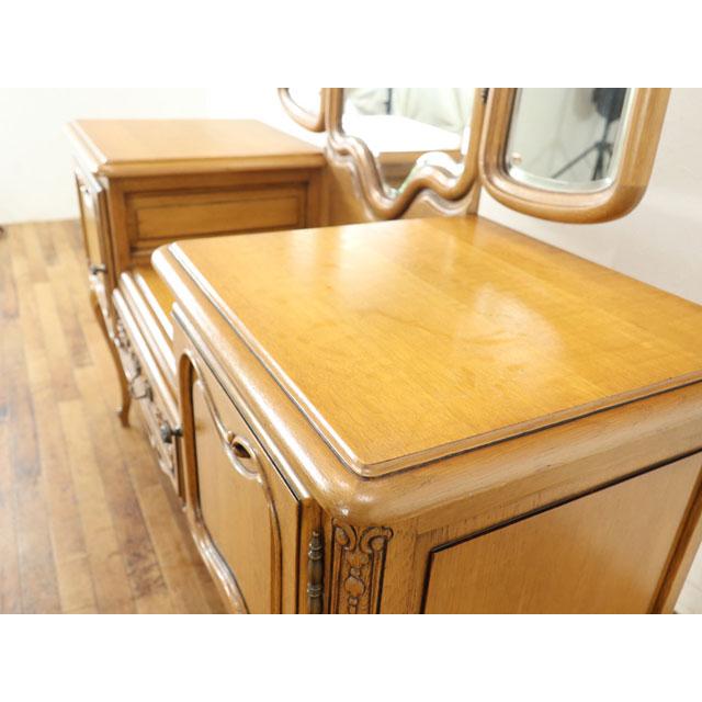 ドレッサー 3面鏡タイプ 全身鏡 引き出しがあるタイプ 明るめ色 猫脚