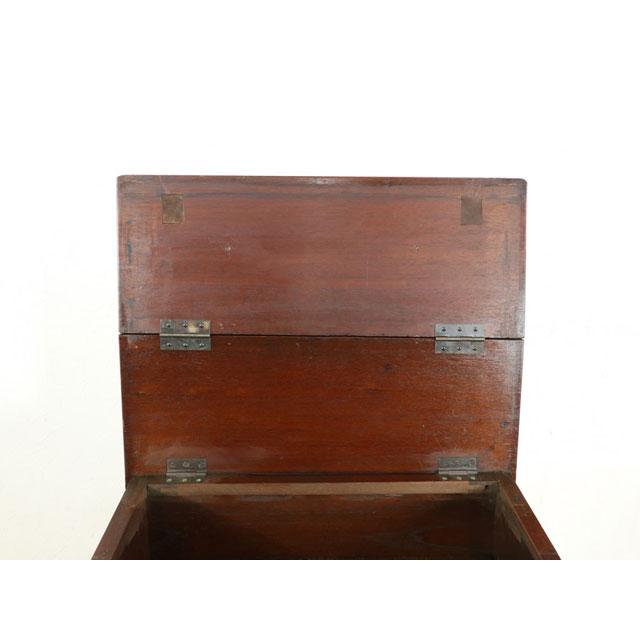 チェストのような見た目 珍しい構造のキャビネット イギリス